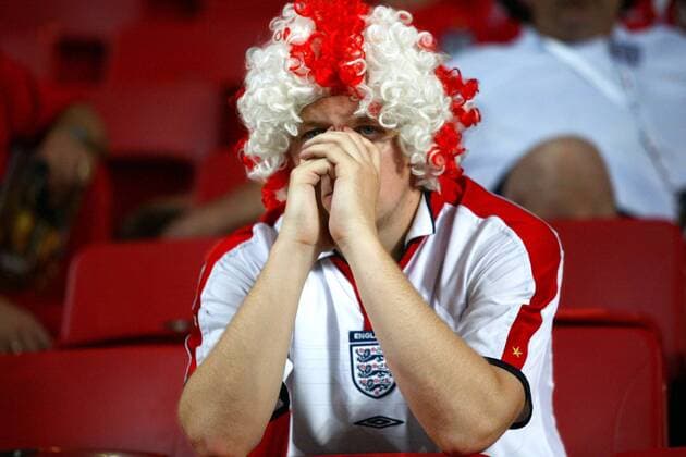 Frustrierter Englischer Fan - VERÖFFENTLICHUNGSRECHTE NUR FÜR DEUTSCHE MEDIEN Fußball EM Herren Euro 2004, Europameisterschaft, Länderspiel, Nationalmannschaft, Nationalteam, Gruppe B, Vdig Einzelbild Lissabon Enttäuschung, Verzweiflung