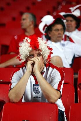 Frustrierter Englischer Fan - VERÖFFENTLICHUNGSRECHTE NUR FÜR DEUTSCHE MEDIEN Fußball EM Herren Euro 2004, Europameisterschaft, Länderspiel, Nationalmannschaft, Nationalteam, Gruppe B, Vdig Einzelbild Lissabon Enttäuschung, Verzweiflung