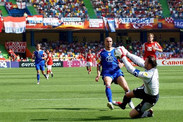 Torwart Jörg Stiel (Schweiz, re.) klärt vor Ivica Mornar (Kroatien) Fußball EM Herren Euro 2004, Europameisterschaft, Länderspiel, Nationalmannschaft, Nationalteam, Gruppe B Gruppe Leiria Spannung,