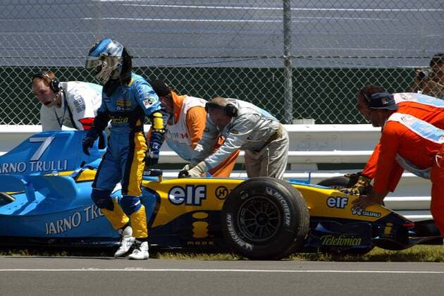 Jarno Trulli (Italien Renault) muss seinen Boliden nach einem Defekt am Straßenrand zurücklassen Motorsport Grand Prix Herren Großer Preis von Kanada 2004, Formel 1 Weltmeisterschaft, F1, F, GP, WM, Vdig Gruppe Montreal