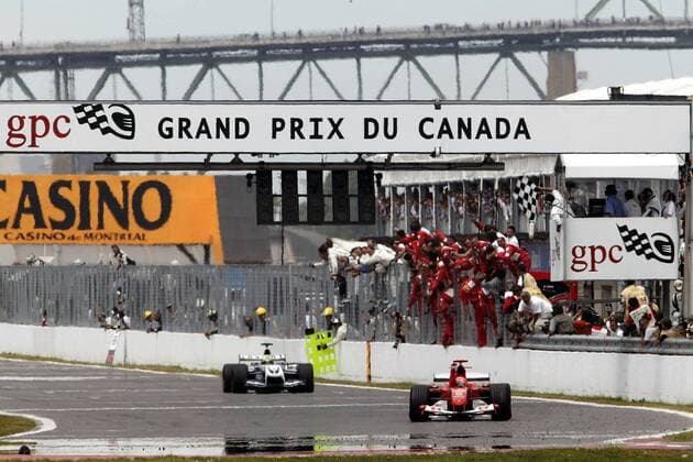 Michael Schumacher (Ferrari) feiert seinen Sieg beim Grand Prix du Canada vor seinem Bruder Ralf (BMW-Williams, beide Deutschland) Motorsport Grand Prix Herren Großer Preis von Kanada 2004, Formel 1 Weltmeisterschaft, F1, F, GP, WM, Vdig Totale Montreal Freude