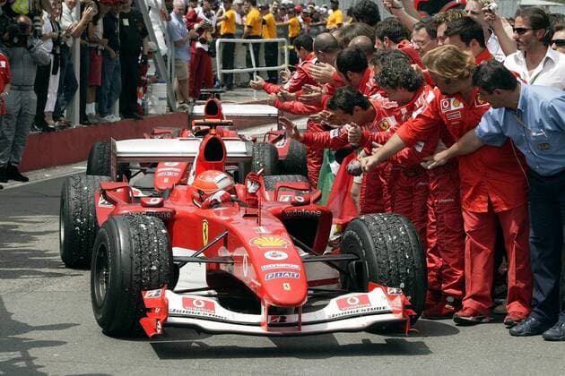 Michael Schumacher (Deutschland Ferrari) genießt nach dem Sieg beim Großen Preis von Kanada den Beifall seiner Crew Motorsport Grand Prix Herren Großer Preis von Kanada 2004, Formel 1 Weltmeisterschaft, F1, F, GP, WM, Vdig Gruppe Montreal Freude,