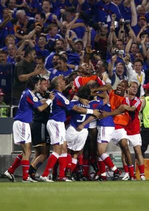 Siegtorschütze Zinedine Zidane (Frankreich, 3.v.re.) wird von seinen jubelnden Mitspielern fast erdrückt Fußball EM Herren Euro 2004, Europameisterschaft, Länderspiel, Nationalmannschaft, Nationalteam, Gruppe B Gruppe Lissabon Freude, Begeisterung,