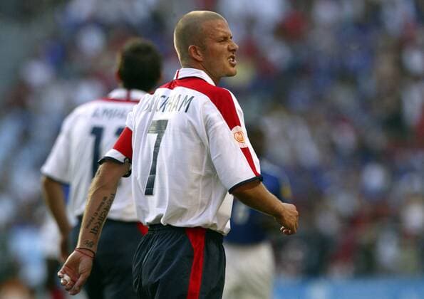 David Beckham (England) zieht eine Grimasse Fußball EM Herren Euro 2004, Europameisterschaft, Länderspiel, Nationalmannschaft, Nationalteam, Gruppe B Einzelbild Lissabon Enttäuschung, Skepsis,