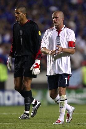 David Beckham (re.) und Torwart David James (beide England) - enttäuschter Abgang Fußball EM Herren Euro 2004, Europameisterschaft, Länderspiel, Nationalmannschaft, Nationalteam, Gruppe B Gruppe Lissabon Enttäuschung,