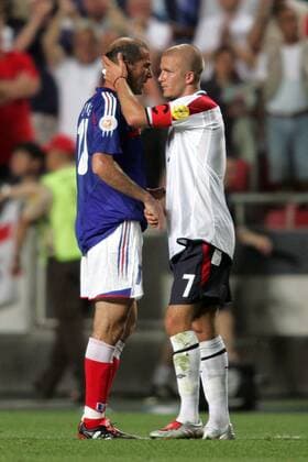 David Beckham (England, re.) gratuliert Zinedine Zidane (Frankreich) zum 2:1-Sieg Fußball EM Herren Euro 2004, Europameisterschaft, Länderspiel, Nationalmannschaft, Nationalteam, Gruppe B Gruppe Lissabon Kameradschaft,