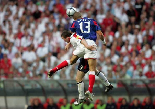 Mikael Silvestre (Frankreich, re.) gewinnt das Kopfballduell gegen Wayne Rooney (England) Fußball EM Herren Euro 2004, Europameisterschaft, Länderspiel, Nationalmannschaft, Nationalteam, Gruppe B Gruppe Lissabon Dynamik, Kampf, Höhe,