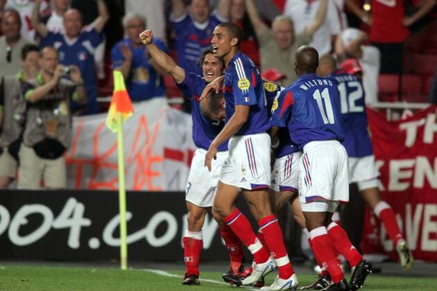 Torjubel Frankreich - Bixente Lizarazu (li.), David Trezeguet (2.v.li.) und Sylvain Wiltord (11) feiern den Torschützen Zinedine Zidane Fußball EM Herren Euro 2004, Europameisterschaft, Länderspiel, Nationalmannschaft, Nationalteam, Gruppe B Gruppe Lissabon Freude,