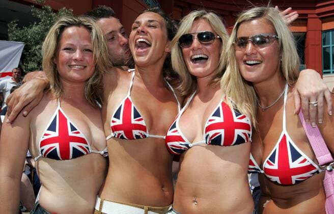 Englands weibliche Fans sorgen im Union Jack-Bikini für Stimmung Fußball EM Herren Euro 2004, Europameisterschaft, Länderspiel, Nationalmannschaft, Nationalteam, Gruppe B Gruppe Lissabon Freude, Begeisterung,