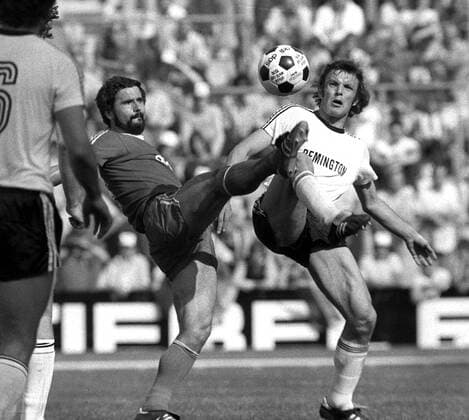 Gerd Müller (li., Bayern) gegen Karl-Heinz Körbel (Frankfurt) Fußball 1. BL Herren Saison 1975 1976, FC Bayern München - Eintracht Frankfurt 1:1 Gruppe München