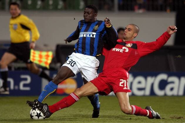 Obafemi Martins (li., Inter) gegen Radoslav Kaluzny (Leverkusen) Fußball EC 1 Herren Champions League 2002 2003, Bayer 04 Leverkusen - FC Internazionale Mailand 0:2 Gruppe Leverkusen Dynamik,