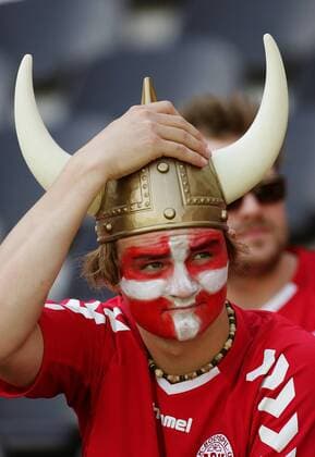 Dänischer Fan mit Gesichtsbemalung und Wikingerhut Fußball EC 3 Herren Euro 2004, Europameisterschaft, Länderspiel, Nationalmannschaft, Nationalteam, Gruppe C Porträt nordischer, nordische, Helm, Wikingerhelm Guimaraes, Landesfarben, Nationalfarben