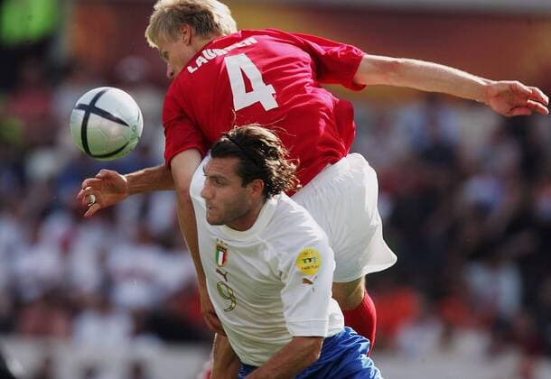 Christian Vieri (vorn, Italien) gegen Martin Laursen (Dänemark) Fußball EC 3 Herren Euro 2004, Europameisterschaft, Länderspiel, Nationalmannschaft, Nationalteam, Gruppe C Gruppe Guimaraes Dynamik, Kampf,