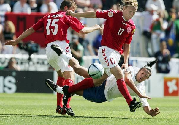 Mauro Camoranesi (Mitte, Italien) gegen Daniel Jensen (li.) und Christian Poulsen (beide Dänemark) Fußball EC 3 Herren Euro 2004, Europameisterschaft, Länderspiel, Nationalmannschaft, Nationalteam, Gruppe C Gruppe Guimaraes Dynamik,