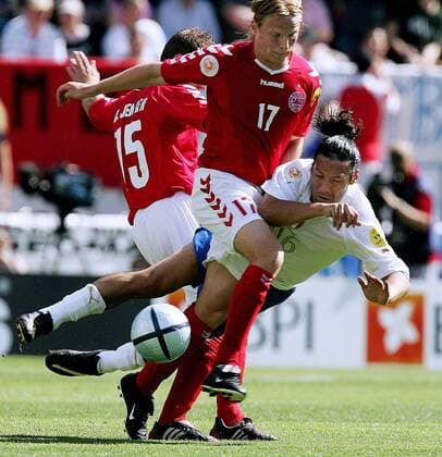 Mauro Camoranesi (re., Italien) gegen Christian Poulsen (Mitte) und Daniel Jensen (beide Dänemark) Fußball EC 3 Herren Euro 2004, Europameisterschaft, Länderspiel, Nationalmannschaft, Nationalteam, Gruppe C Gruppe Guimaraes Dynamik, Kampf,