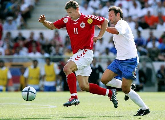 Ebbe Sand (li., Dänemark) gegen Cristiano Zanetti (Italien) Fußball EC 3 Herren Euro 2004, Europameisterschaft, Länderspiel, Nationalmannschaft, Nationalteam, Gruppe C Gruppe Guimaraes Dynamik,