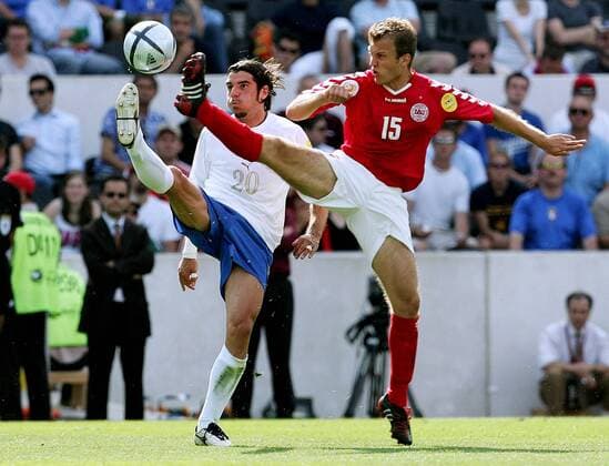 Simone Perrotta (li., Italien) gegen Daniel Jensen (Dänemark) Fußball EC 3 Herren Euro 2004, Europameisterschaft, Länderspiel, Nationalmannschaft, Nationalteam, Gruppe C Gruppe Guimaraes Dynamik, Kampf,