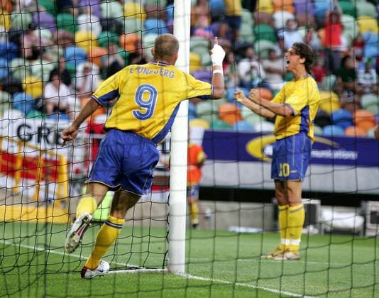 Fredrik Ljungberg (Schweden) dreht jubelnd nach seinem 1:0 ab Fußball EM Herren Euro 2004, Europameisterschaft, Länderspiel, Nationalmannschaft, Nationalteam, Gruppe C Einzelbild Lissabon Freude,