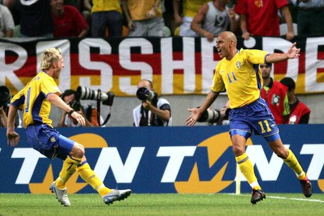 Henrik Larsson (re.) und Christian Wilhelmsson (beide Schweden) - Torjubel Fußball EM Herren Euro 2004, Europameisterschaft, Länderspiel, Nationalmannschaft, Nationalteam, Gruppe C, Gruppe Lissabon Freude, Begeisterung,