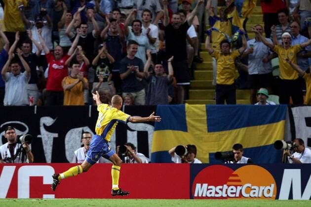 Henrik Larsson (Schweden) - Torjubel vor applaudierenden Fans und Fotografen Fußball EM Herren Euro 2004, Europameisterschaft, Länderspiel, Nationalmannschaft, Nationalteam, Gruppe C, Totale Lissabon Freude, Begeisterung,