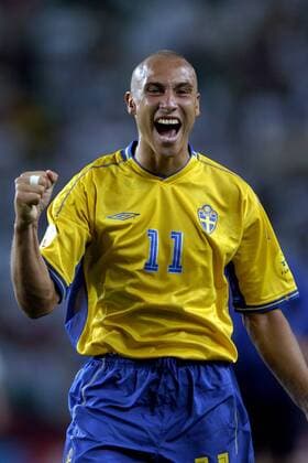Henrik Larsson (Schweden) - Torjubel Fußball EM Herren Euro 2004, Europameisterschaft, Länderspiel, Nationalmannschaft, Nationalteam, Gruppe C Einzelbild Nationaltrikot Lissabon Freude, Begeisterung,