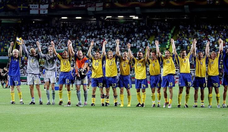 Schlussjubel Schweden v.li.: Petter Hansson, Torwart Magnus Kihlstedt, Torwart Andreas Isaaksson, Henrik Larsson, Torwart Magnus Hedman, Erik Wahlstedt, Anders Andersson, Erik Edman, Alexander Östlund, Tobias Linderoth, Pontus Farnerud, ... Fußball EM Herren Euro 2004, Europameisterschaft, Länderspiel, Nationalmannschaft, Nationalteam, Gruppe C, Totale Lissabon Freude, Begeisterung,