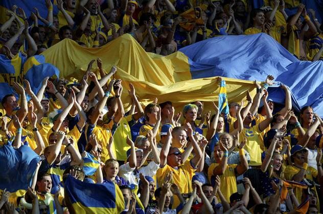 Eine Riesenfahne wandert durch den schwedischen Fanblock Fußball EM Herren Euro 2004, Europameisterschaft, Länderspiel, Nationalmannschaft, Nationalteam, Gruppe C Totale Lissabon Begeisterung