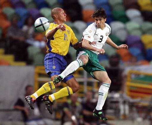 Rossen Kirilov (re., Bulgarien) gegen Henrik Larsson (Schweden) Fußball EM Herren Euro 2004, Europameisterschaft, Länderspiel, Nationalmannschaft, Nationalteam, Gruppe C, Gruppe Lissabon Dynamik, Höhe,