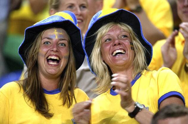 Weibliche schwedische Fans mit lustigen Hüten sind bester Stimmung Fußball EM Herren Euro 2004, Europameisterschaft, Länderspiel, Nationalmannschaft, Nationalteam, Gruppe C Gruppe Lissabon Freude, Begeisterung,