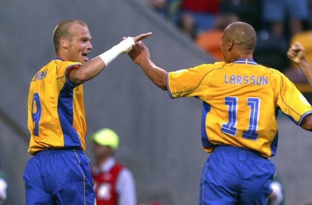 Henrik Larsson (re.) und Fredrik Ljungberg (beide Schweden) - Torjubel Fußball EM Herren Euro 2004, Europameisterschaft, Länderspiel, Nationalmannschaft, Nationalteam, Gruppe C Gruppe Lissabon Freude,