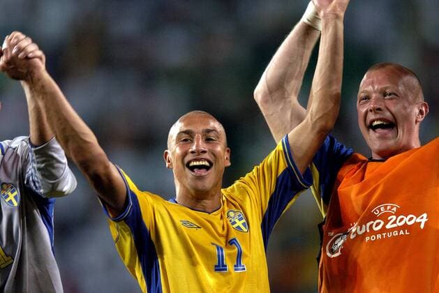 Henrik Larsson (Mitte) und Torwart Magnus Hedman (beide Schweden) - Schlußjubel Fußball EM Herren Euro 2004, Europameisterschaft, Länderspiel, Nationalmannschaft, Nationalteam, Gruppe C Gruppe Nationaltrikot Lissabon Glück Freude,