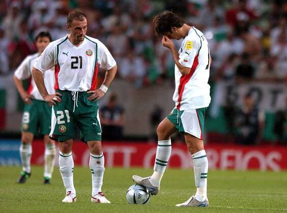 Zoran Jankovic (li.) und Dimitar Berbatov (beide Bulgarien) enttäuscht - ist für sie auch schon der fünfte Anstoß in diesem Spiel Fußball EM Herren Euro 2004, Europameisterschaft, Länderspiel, Nationalmannschaft, Nationalteam, Gruppe C Gruppe Nationaltrikot Lissabon Enttäuschung, Nachdenklichkeit,