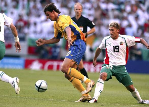 Zlatan Ibrahimovic (Schweden, li.) gegen Stilian Petrov (Bulgarien) Fußball EM Herren Euro 2004, Europameisterschaft, Länderspiel, Nationalmannschaft, Nationalteam, Gruppe C Gruppe Lissabon Dynamik,