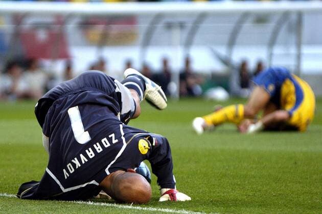 Hier wird alles gegeben! Torwart Zdravko Zdravkov (Bulgarien) und ein schwedischer Gegenspieler am Boden Fußball EM Herren Euro 2004, Europameisterschaft, Länderspiel, Nationalmannschaft, Nationalteam, Gruppe C Gruppe Lissabon