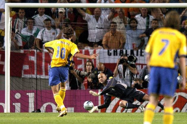 Zlatan Ibrahimovic (Schweden) erzielt das 4:0 per Elfmeter gegen Torwart Zdravko Zdravkov (Bulgarien) Fußball EM Herren Euro 2004, Europameisterschaft, Länderspiel, Nationalmannschaft, Nationalteam, Gruppe C Gruppe Lissabon