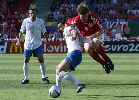 Thomas Helveg (Dänemark, re.) gegen Gianluca Zambrotta (Mitte), daneben Zanetti (beide Italien) Fußball EM Herren Euro 2004, Europameisterschaft, Länderspiel, Nationalmannschaft, Nationalteam, Gruppe C Gruppe Guimaraes Dynamik,