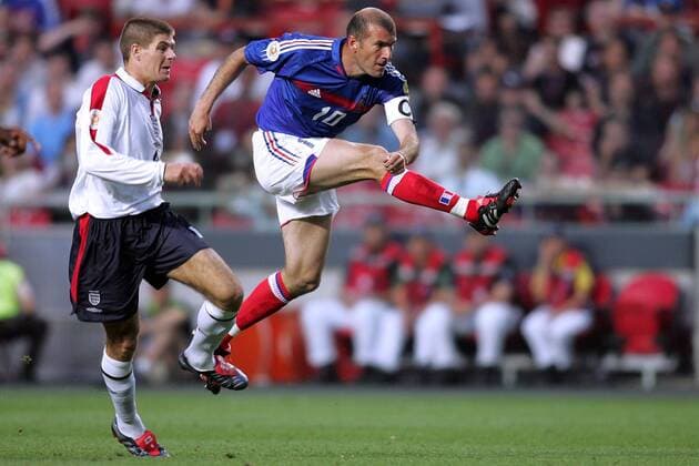 Zinedine Zidane Frankreich (re.) zieht ab und lässt Steven Gerrard (England) hinter sich Fußball EM Herren Euro 2004, Europameisterschaft, Länderspiel, Nationalmannschaft, Nationalteam, Gruppe B Gruppe Lissabon Dynamik,