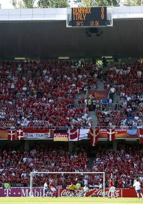 Die Anzeigetafel über dem dänischen Fanblock verkündet 34 Grad - hohe Temperaturen für die Spieler aus Italien und Dänemark Fußball EM Herren Euro 2004, Europameisterschaft, Länderspiel, Nationalmannschaft, Nationalteam, Gruppe C Totale Ball, Rang, Ränge, Tribüne, Tribünen Guimaraes