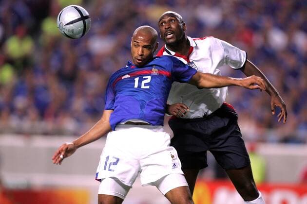 Thierry Henry (Frankreich, li.) gegen Sol Campbell (England) Fußball EM Herren Euro 2004, Europameisterschaft, Länderspiel, Nationalmannschaft, Nationalteam, Gruppe B Gruppe Lissabon Dynamik,
