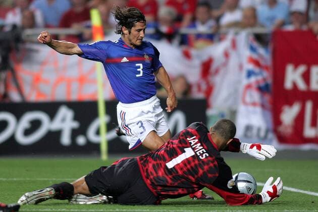 Torwart David James (England, re.) wirft sich Bixente Lizarazu (Frankreich) in den Weg Fußball EM Herren Euro 2004, Europameisterschaft, Länderspiel, Nationalmannschaft, Nationalteam, Gruppe B Gruppe Lissabon Dynamik, Kampf, Spannung,