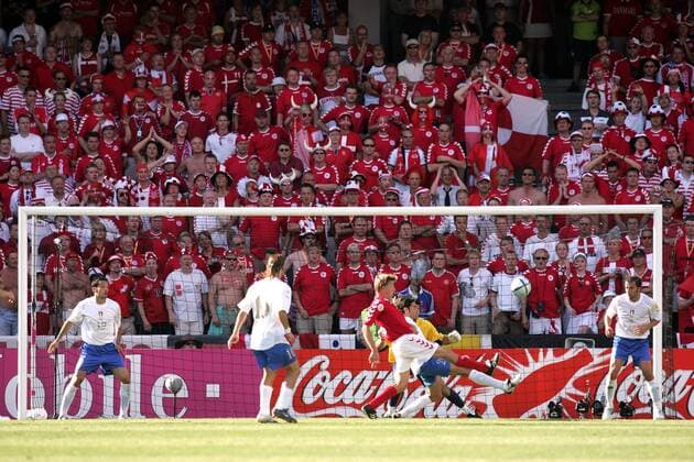 Dänische Fans hinter dem italienischen Tor verfolgen gespannt den Zweikampf von Jon Dahl Tomasson (Dänemark, Mitte) gegen Simone Perrotta (Italien) Fußball EM Herren Euro 2004, Europameisterschaft, Länderspiel, Nationalmannschaft, Nationalteam, Gruppe C Totale Guimaraes
