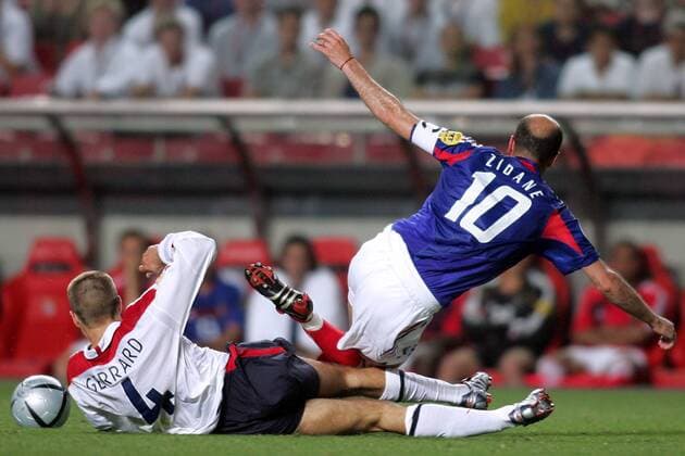 Steven Gerrard (England, li.) gegen Zinedine Zidane (Frankreich) Fußball EM Herren Euro 2004, Europameisterschaft, Länderspiel, Nationalmannschaft, Nationalteam, Gruppe B Gruppe Lissabon Dynamik, Kampf,