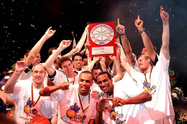 Siegerehrung Frankfurt, vorn v. li.: Pascal Roller, Tyrone Ellis, Chris Williams, dahinter Raphael Török, Alex King (3. v. li.), und Jukka Matinen (re.) Basketball 1. BL Herren BBL Saison 2003 2004, Opel Skyliners Frankfurt, Playoffs, Playoff, Play Offs, Off, Finale, 5.Spiel Totale Frankfurt M. Freude,