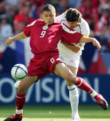 Maris Verpakovskis (Lettland, li.) gegen Tomas Ujfalusi (Tschechien) Fußball EM Herren Euro 2004, Europameisterschaft, Länderspiel, Nationalmannschaft, Nationalteam, Gruppe D Gruppe Aveiro Dynamik,