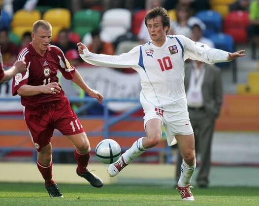 Tomas Rosicky (Tschechien, re.) gegen Andrejs Prohorenkovs (Lettland) Fußball EM Herren Euro 2004, Europameisterschaft, Länderspiel, Nationalmannschaft, Nationalteam, Gruppe D Gruppe Aveiro Dynamik,