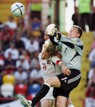Torwart Aleksandrs Kolinko (Lettland, re.) klärt vor Pavel Nedved (Tschechien) Fußball EM Herren Euro 2004, Europameisterschaft, Länderspiel, Nationalmannschaft, Nationalteam, Gruppe D Gruppe Aveiro Dynamik, Abwehr,