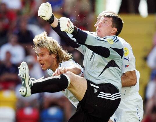 Torwart Aleksandrs Kolinko (Lettland, re.) klärt vor Pavel Nedved (Tschechien) Fußball EM Herren Euro 2004, Europameisterschaft, Länderspiel, Nationalmannschaft, Nationalteam, Gruppe D Gruppe Aveiro Dynamik, Abwehr,