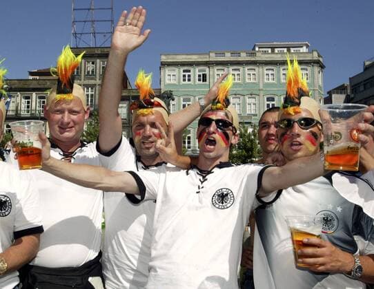 Deutsche Schlachtenbummler feiern mit Irokesen Perücken in schwarz-rot-gold Fußball EM Herren Euro 2004, Europameisterschaft, Länderspiel, Nationalmannschaft, Nationalteam, Gruppe D Gruppe Porto Freude,