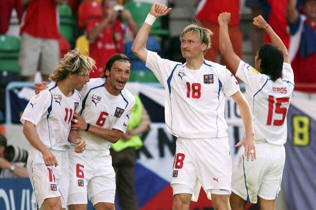 Marek Heinz (2.v.re) bedankt sich bei den Anhängern; daneben Pavel Nedved (li.) und Marek Jankulovski (alle Tschechien) Fußball EM Herren Euro 2004, Europameisterschaft, Länderspiel, Nationalmannschaft, Nationalteam, Gruppe D Gruppe Aveiro Freude,