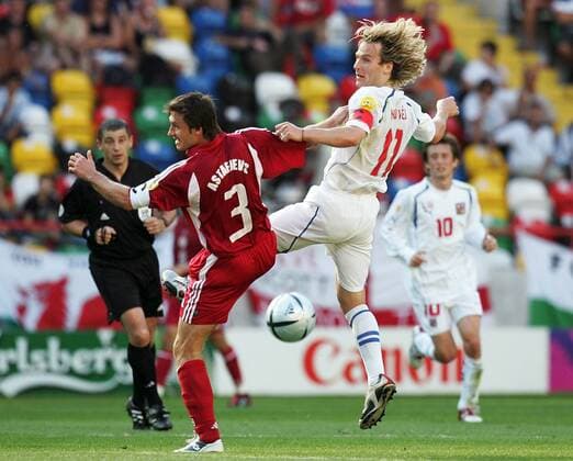 Pavel Nedved (Tschechien, re.) gegen Vitalis Astafjevs (Lettland) Fußball EM Herren Euro 2004, Europameisterschaft, Länderspiel, Nationalmannschaft, Nationalteam, Gruppe D Gruppe Aveiro Dynamik,